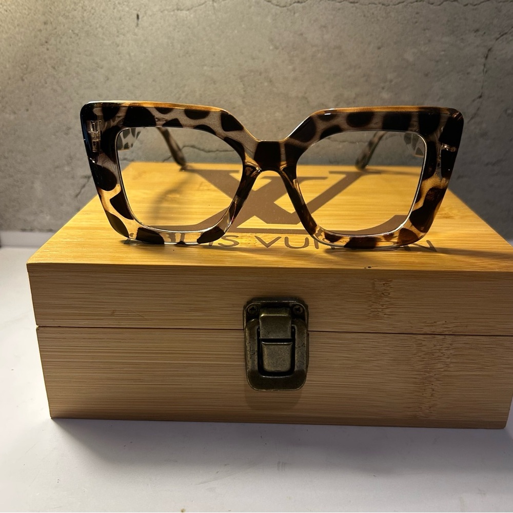 Very Chic Tortoiseshell Square Glasses - image 1